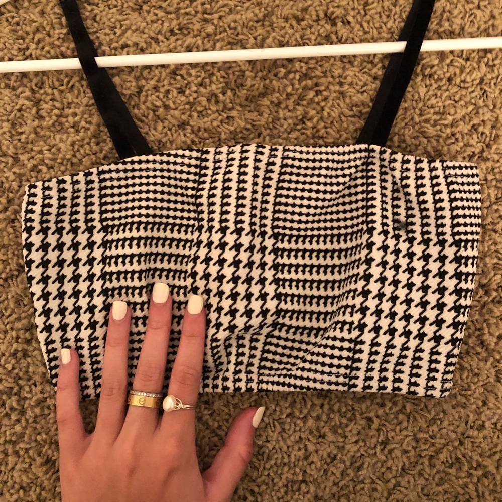 (S) Black and white mid-stomach crop top